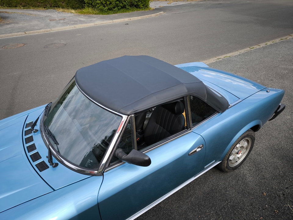 Dépose et remplacement de capotes automobiles